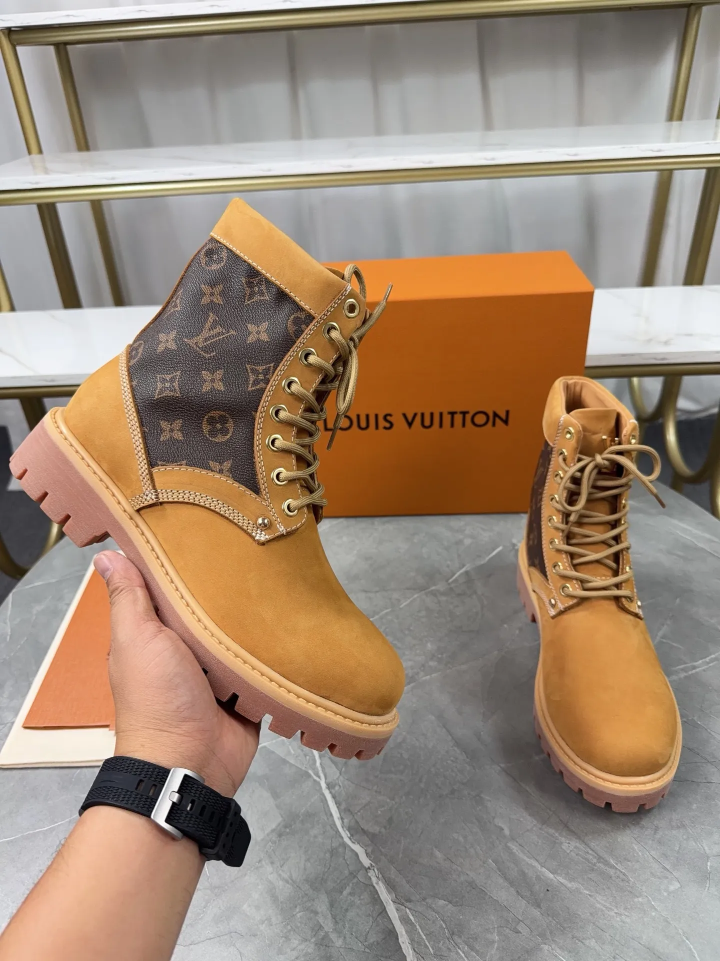 p720🐮🐮2025 top version: couple style LV presbyopia, embossed rhubarb boots, ankle boots, embossed waterproof nubuck cowhide boots, relying on the brand's exquisite craftsmanship to carefully reshape the classic T 6-inch boot shape in Italy to create an American-style autumn and winter men's and women's wear show. The original laces and outsole are exquisitely detailed, and the leather label expresses the cooperation logo. Exquisite packaging at the delivery counter🛍📦 ▪️Fabrics: Original customized imported first-layer cowhide ▪️Inner lining: Original customized leather lining/mesh lining ▪️Outsole: Original molded anti-slip rubber material ▪️Sole thickness: 3.5CM ▪️Size: 35-40 for women and 39-46 for men